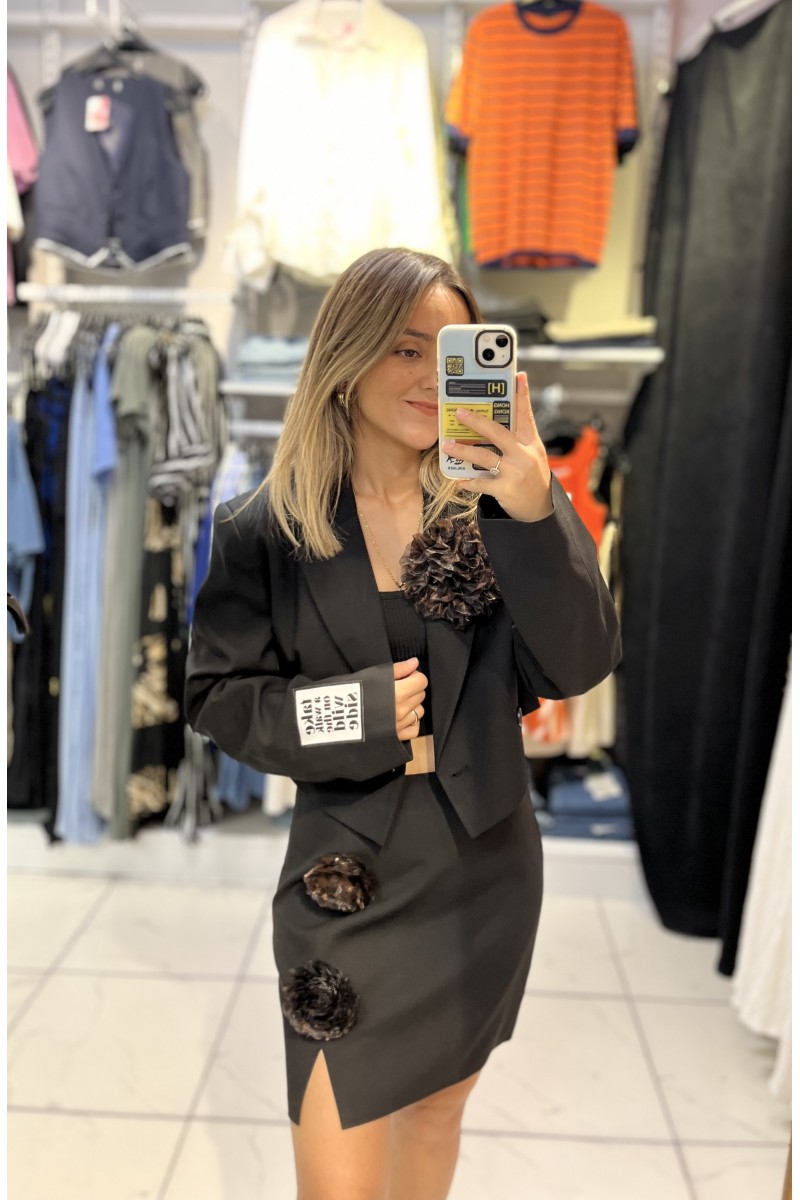 Gül Aksesuarlı Crop Blazer Ceket Siyah